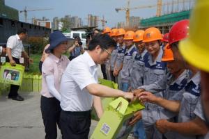 市委副書記、市長錢三雄等一行慰問奮戰(zhàn)在高溫一線建設(shè)工人